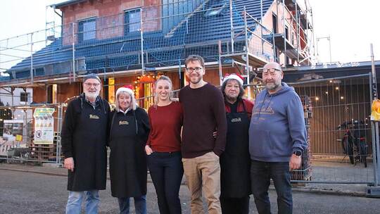 Auf den Neubau in Nöttingen freuen sich Bürgermeisterin Julia Wieland und ihr Partner Jonas Bentz (Mitte) mit dessen Eltern Mart