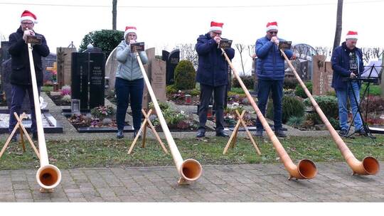 Um Menschen zu erfreuen, spielen die Alphornfreunde Bauschlott am Nachmittag des dritten Advents, auf dem Bauschlotter Friedhof