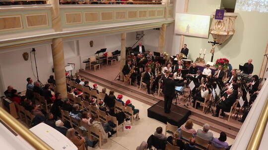Die Stadtkapelle brilliert bei ihrem Adventskonzert und beendet damit das Jubiläumsjahr von 100 Jahren Musikverein Neuenbürg. Wa