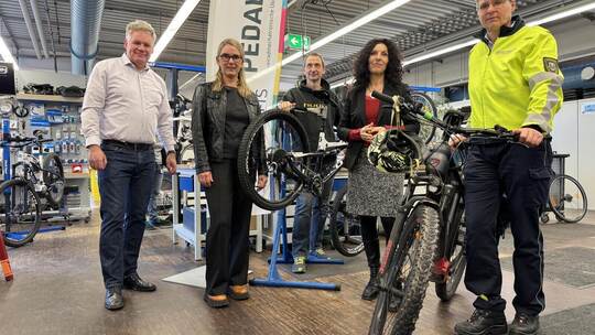 Schömbergs Leiter der Touristik und Kur Ulrich Döbereiner, Projektleiterin der Übungsfirma Sandra Sturm, Ausbilder Siegfried Kla