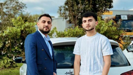 Tag aldin Nawaf Girdu Alyusif (links) kämpft für seinen Halbbruder Azeez Nawaf Gerdo Al-Yousuf. Er hat ihm einen Ausbildungsplat