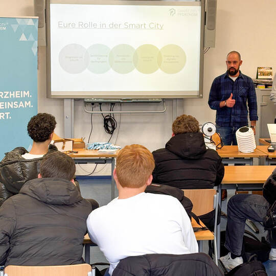 In Kurzvideos erklären die Schüler des Schiller-Gymnasiums den Einsatz von Sensorik im Stadtgebiet. Emre Uludag/Stadt Pforzheim