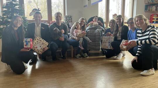 Schöne Geschenke erfreuen die Herzen in der Kinderklinik Schömberg. Foto: Sparkasse Pforzheim Calw