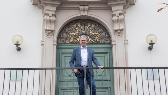 Bürgermeister Jürgen Troll steht alleine da: Der Gemeinderat ist nicht mehr an seiner Seite.