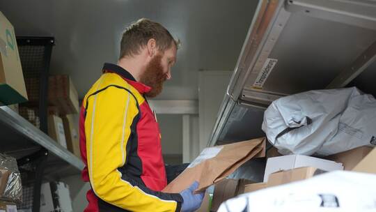 Unterwegs mit einem Paketboten im Weihnachtsstress