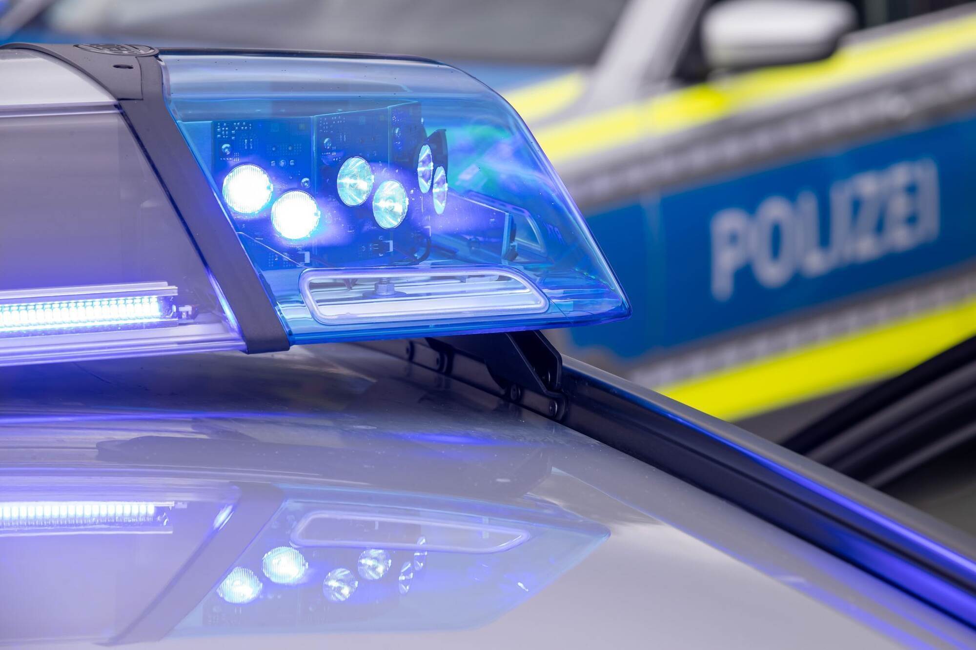Mann in Pforzheim mit Waffe bedroht und nach Hause verfolgt: Polizistin verletzt