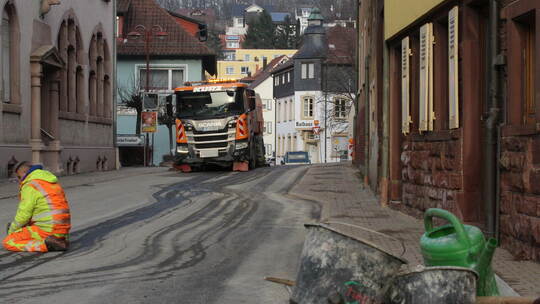 Blitzblank gereinigt soll sich die frisch sanierte Eisinger Ortsdurchfahrt präsentieren, bevor die ersten Autos rollen. Fast zeh
