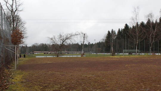 Der alte Hartplatz neben dem eigentlichen Fußballfeld des TSV Schömberg. Hier ein Foto von Anfang 2023. krivec