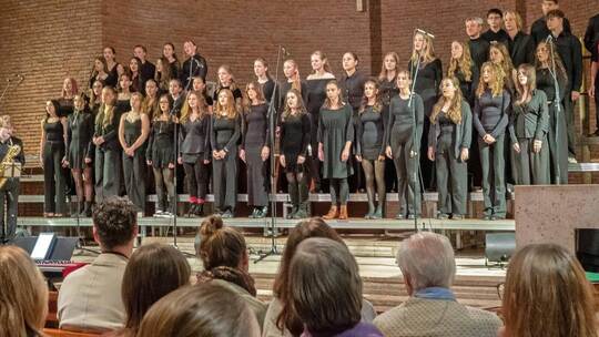 Souverän spielte das Orchester des Hebelgymnasiums unter Leitung von Olga Trott (links).