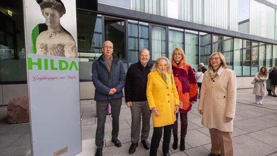 Freuen sich (von links): Bürgermeister Frank Fillbrunn, Künstler René Dantes, Stifterin Birgit Baumgärtner, Kulturamt-Leiterin A Einweihung Stele Hilda Rene Dantes