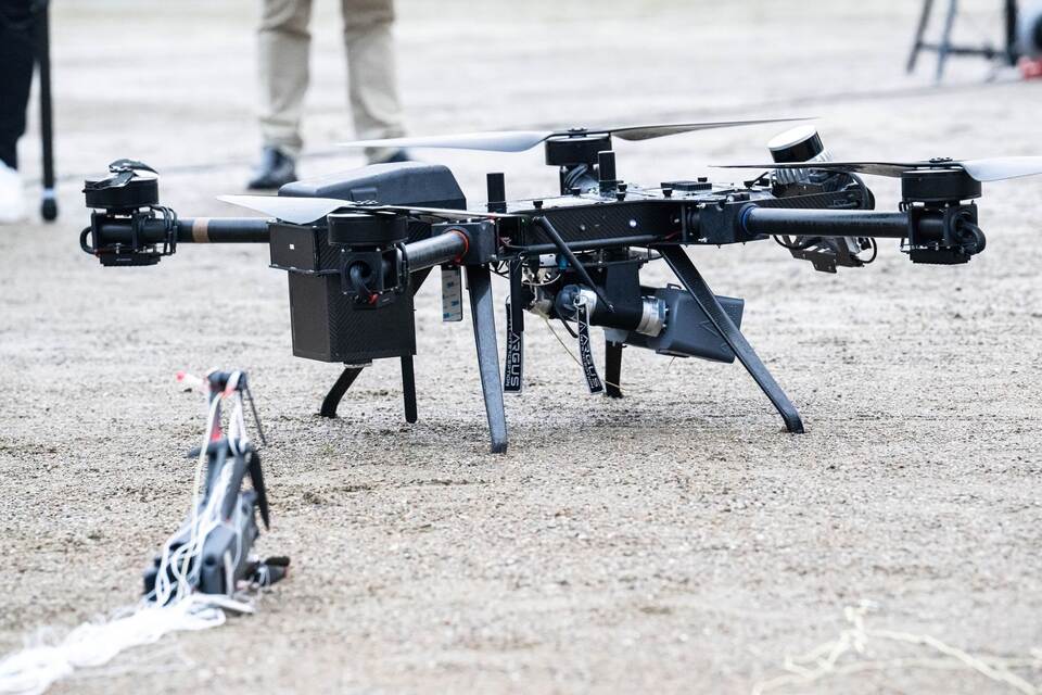 Drohne der Bundespolizei und abgefangene Drohne im Netz Drohne der Bundespolizei und abgefangene Drohne im Netz