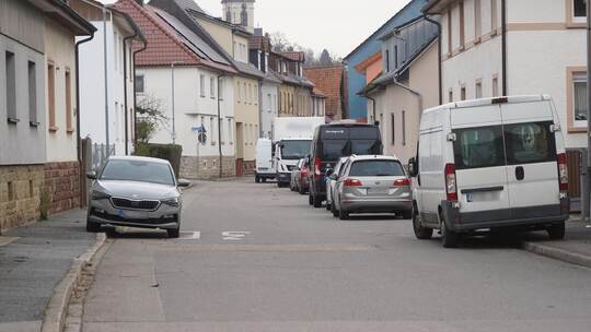 Aktuell stehen in der Königsbacher Ankerstraße im Bereich zwischen Walther-Rathenau- und Unterer Breitstraße noch keine Bäume. D