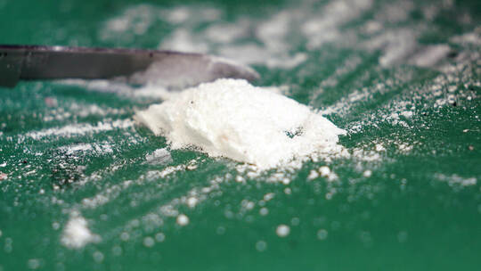 Zwei Angeklagte (jeweils 27) sollen im großen Stil Kokain in Pforzheim verkauft haben. Kokain