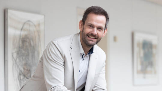 Strahlt Optimismus in finanziell schwierigen Zeiten aus: Bastian Rosenau ist am Montag in seinem Amt als Landrat des Enzkreises Interview Bastian Rosenau