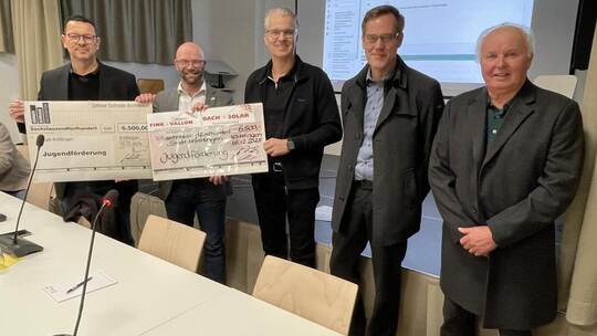 Zwei Spendenschecks in Höhe von jeweils 6500 Euro haben Patric Göhner (links), Alexander Fink (Dritter von links), Gunther Schra