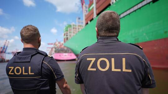 Zollbeamte im Hamburger Hafen