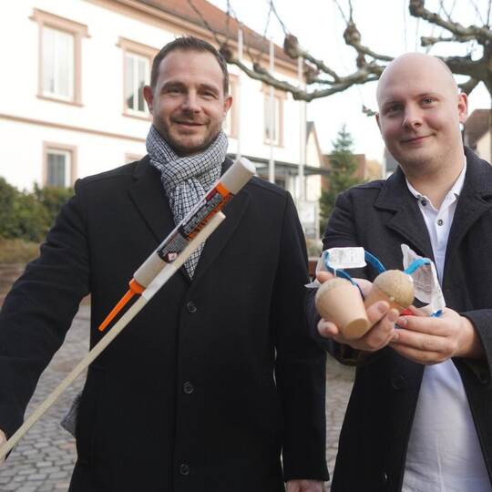 Bürgermeister Thomas Maag (links) und Pyrotechniker Maik König halten einige der professionellen Feuerwerkskörper in den Händen,