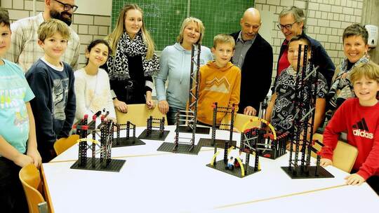 Schüler der ViB in Steinegg stellen ihre ersten Arbeiten mit den Bauteilen des Fischertechnik-Sets vor. Das Foto zeigt Konrektor