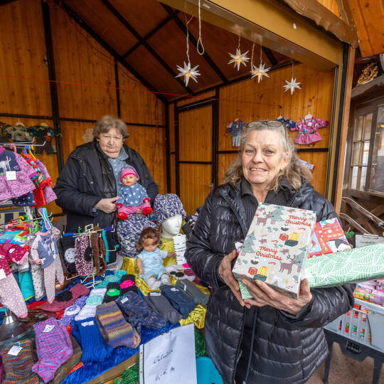 Zum ersten Mal in der PZ-Aktionshütte: Margarete Hirsch (links) und Waltraud Bittmann bieten fast alles von Puppenkleidern bis F PZ Aktionshütte Bittmann