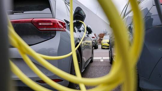 Elektroauto lädt an Ladesäule