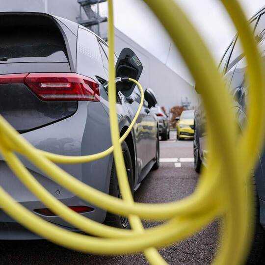 Elektroauto lädt an Ladesäule