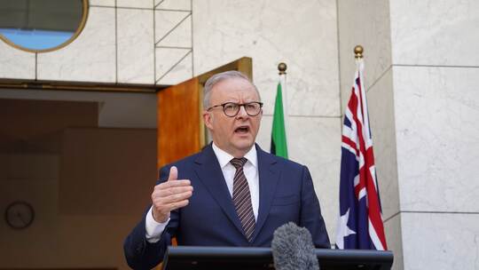 Premierminister Albanese hält Pressekonferenz