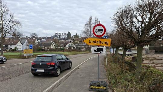 Auf die Ortsumfahrung geleitet werden Lkw-Fahrer vor dem Nöttinger Ortszentrum. Foto: Zachmann
