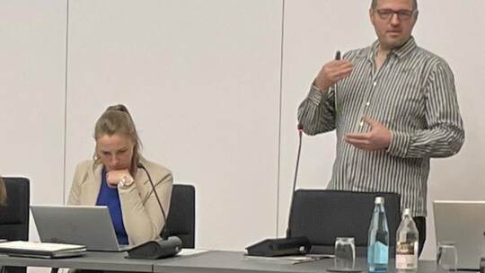 Kai Rebmann stellt die Pläne vor, Bürgermeisterin Julia Wieland hört konzentriert zu. Foto: Mayer-Reichard