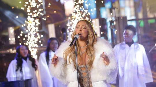 Weihnachten bei Mariah Carey: Santa, Singen, Schlittenfahren