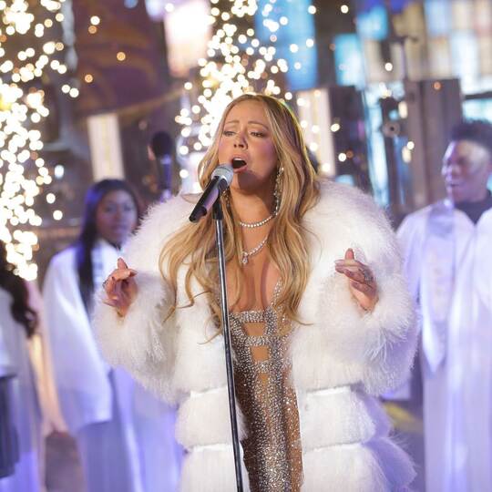 Weihnachten bei Mariah Carey: Santa, Singen, Schlittenfahren