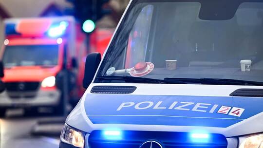 Polizei und Krankenwagen