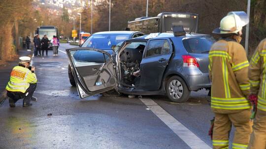 Kollision von Linienbus und Auto – mindestens ein Verletzter