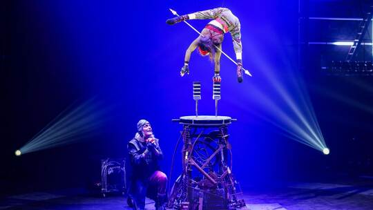 Querschnittsgelähmte Akrobatin Pan