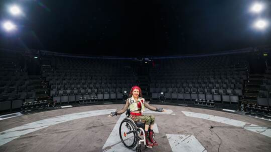 Querschnittsgelähmte Akrobatin Pan