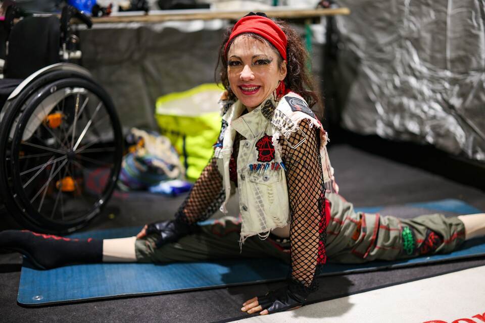 Querschnittsgelähmte Akrobatin Pan