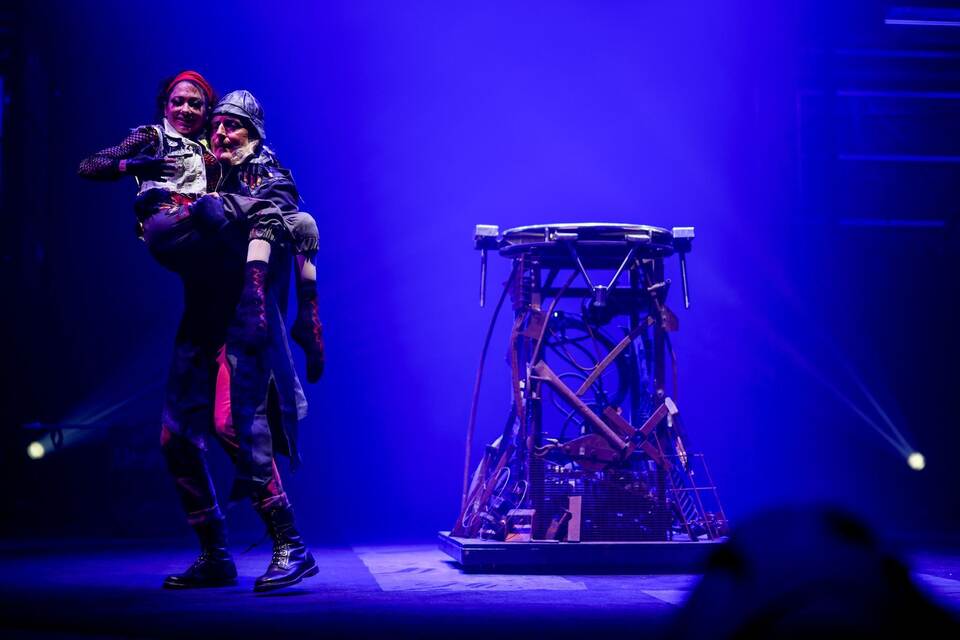 Querschnittsgelähmte Akrobatin Pan