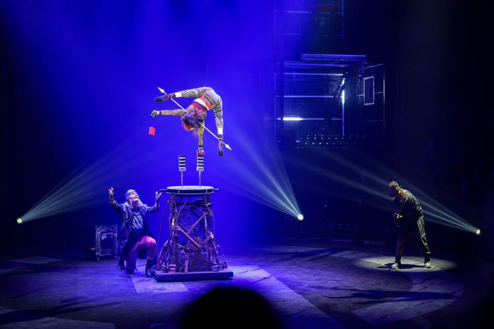 Querschnittsgelähmte Akrobatin Pan