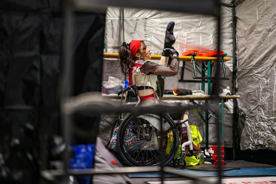 Querschnittsgelähmte Akrobatin Pan