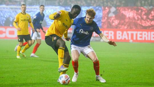 Dresdens Kofi Amoako (li.) und Kiels Robert Wagner