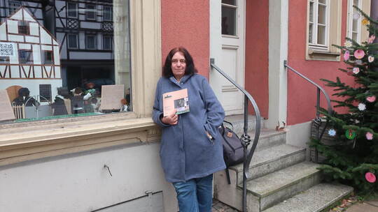 Auch vor dem „Roten Ochsen“ in Neuenbürg kann man sich ein Adventsfenster ansehen, wie Andrea Elwert hier zeigt.