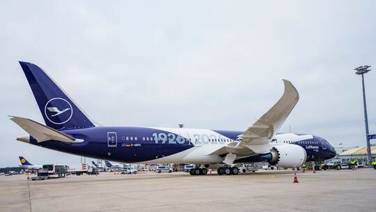 Boeing 787-9 mit Sonderlackierung «100 Jahre Lufthansa»