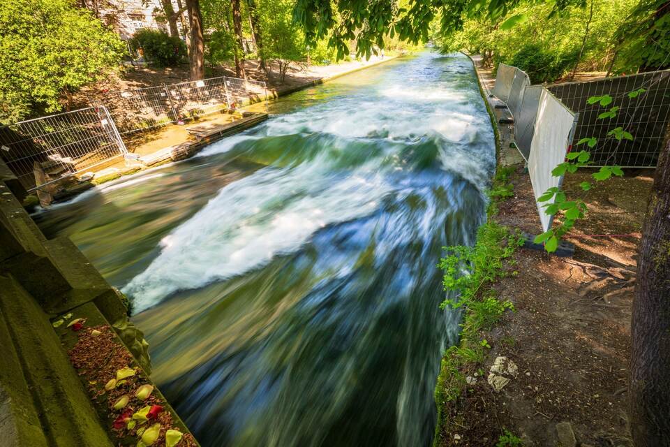 Eisbachwelle in München Eisbachwelle in München