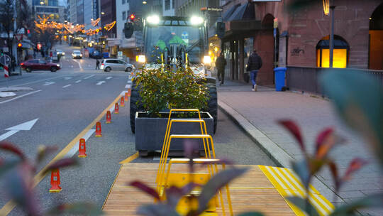 Die Rechtsabbiegespur ist schon länger gesperrt und wird nun für Fahrräder neu genutzt.