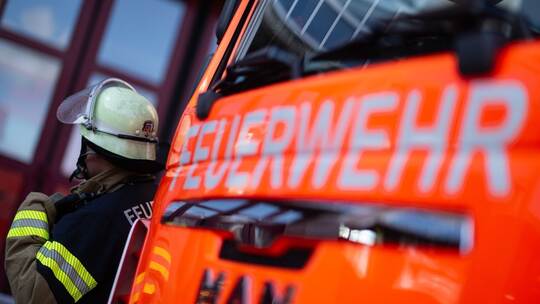 Feuerwehrmann neben einem Feuerwehrauto