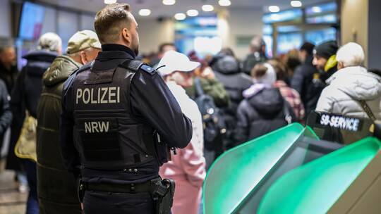 Einbrecher bohren Loch in Tresorraum