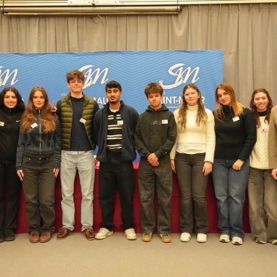 Erinnerungsfoto: die stellvertretende Bürgermeisterin von Saint-Maur-des-Fossés, Dominique Soulis, Emily Bonanno und Maria Geide