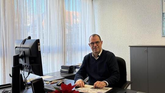 Jetzt bleibt auch mehr Zeit, um die „Pforzheimer Zeitung“ zu lesen: Der scheidende Mühlacker Verwaltungschef Frank Schneider in