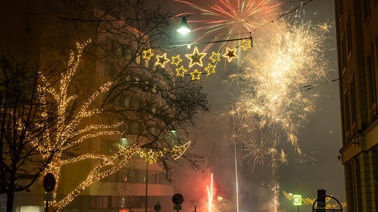Es dauert nicht lange in der Silvesternacht, dann drängen sich dichte Rauchschwaden in der Innenstadt, wie hier am Leopoldplatz.