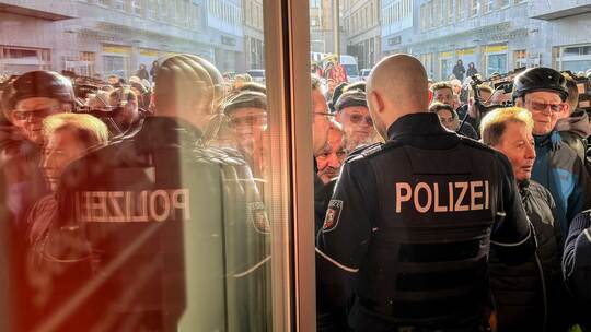 Nach dem Einbruch in den Tresorraum einer Bank Nach dem Einbruch in den Tresorraum einer Bank