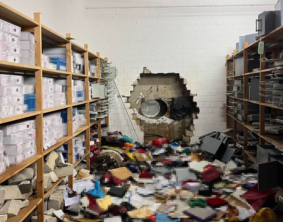 Bankeinbruch - Tresorraum mit Bohrer aufgebrochen Bankeinbruch - Tresorraum mit Bohrer aufgebrochen